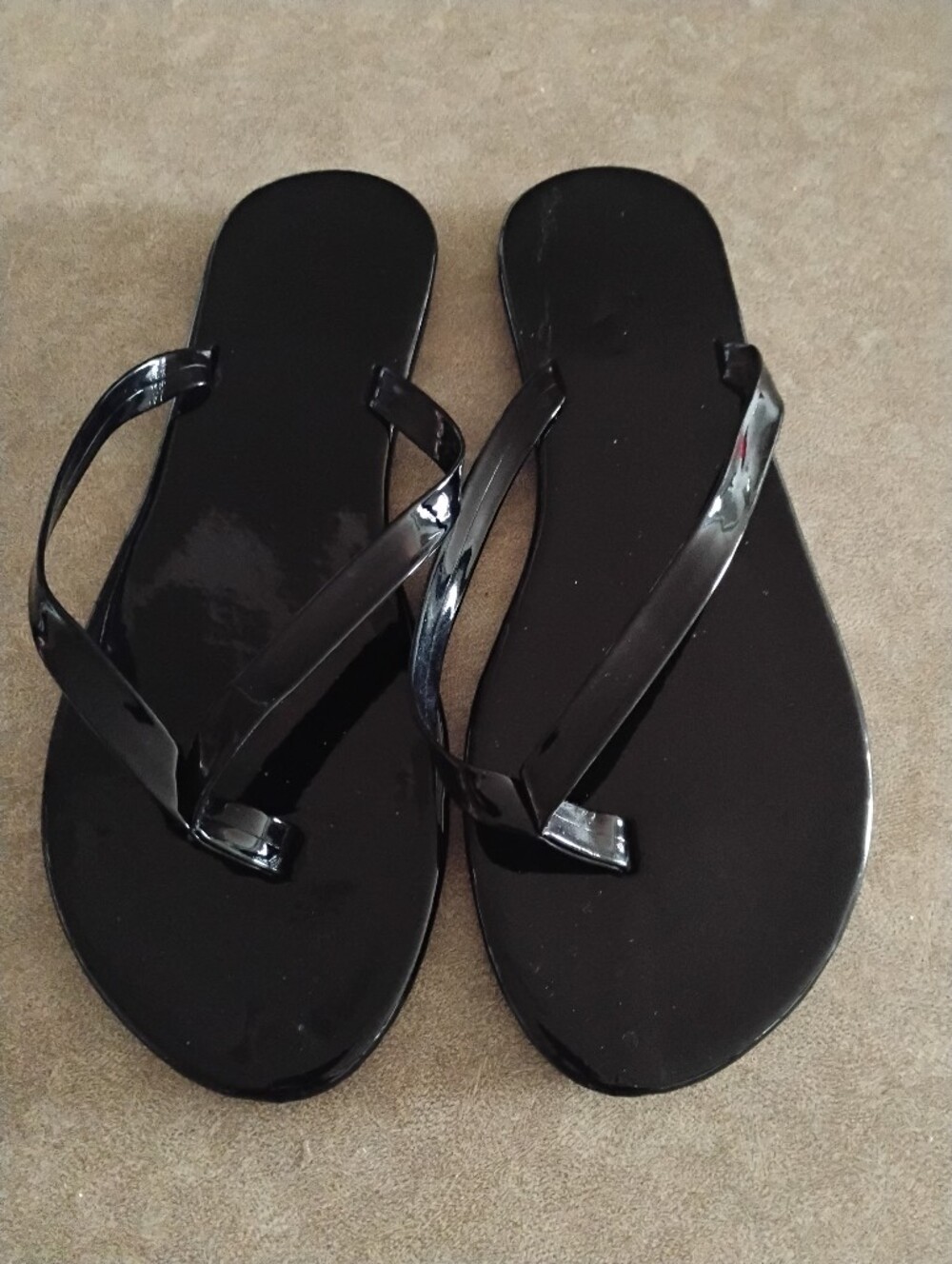 Fashion Women's Thong Sandals In Black Patent Leather